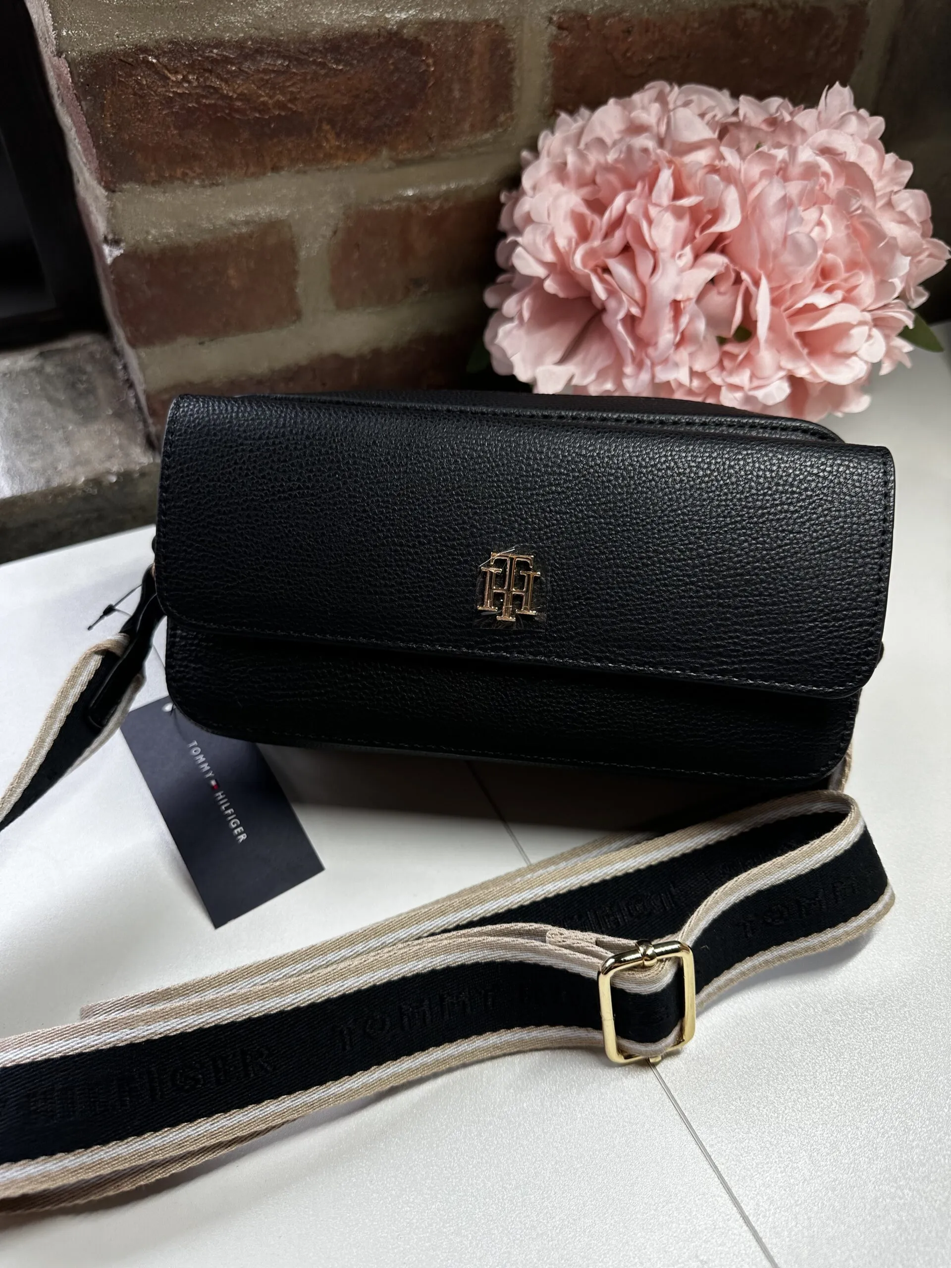 Bolsa transversal Tommy Hilfiger preta