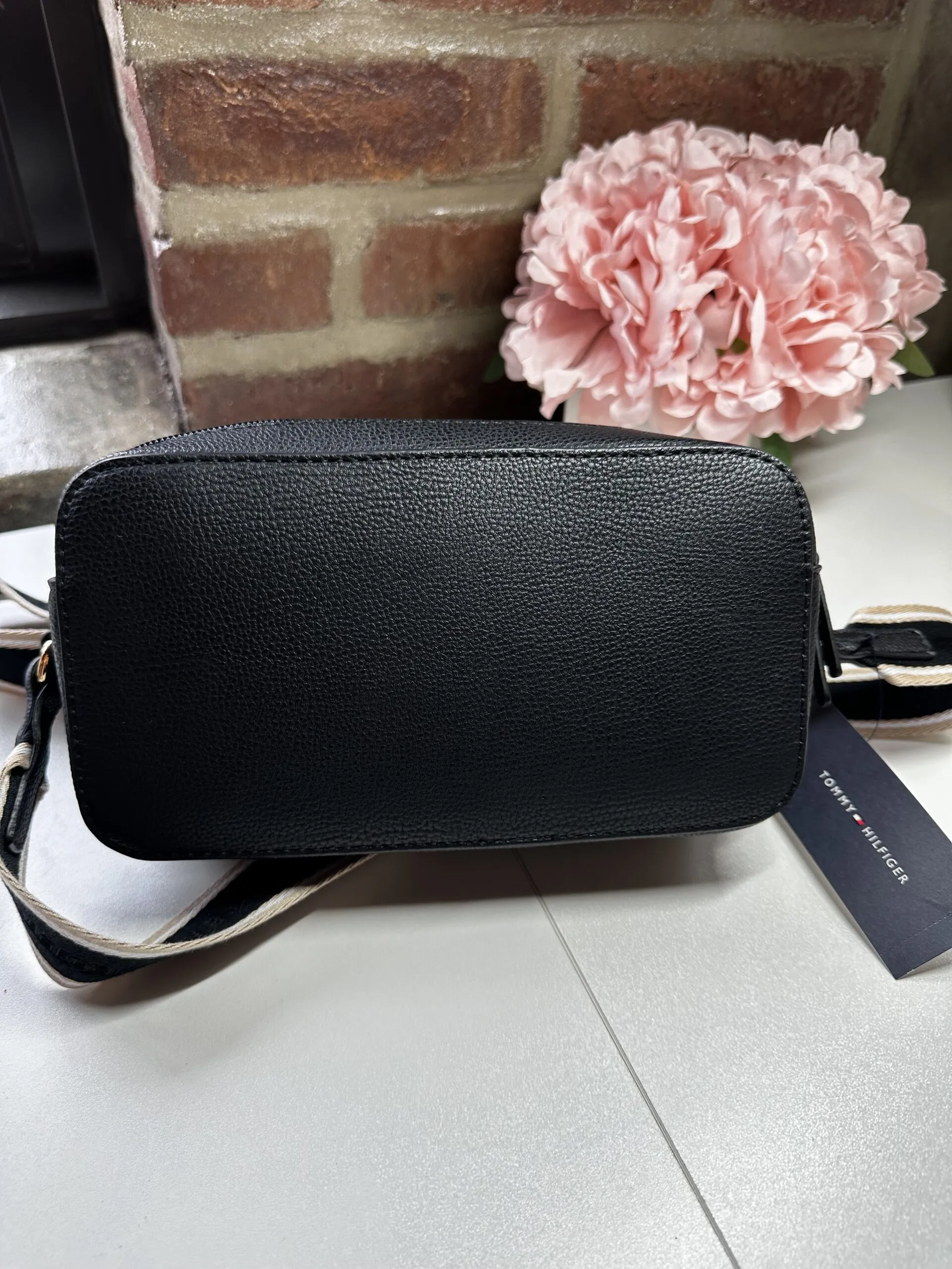 Bolsa transversal Tommy Hilfiger preta - Imagem 2