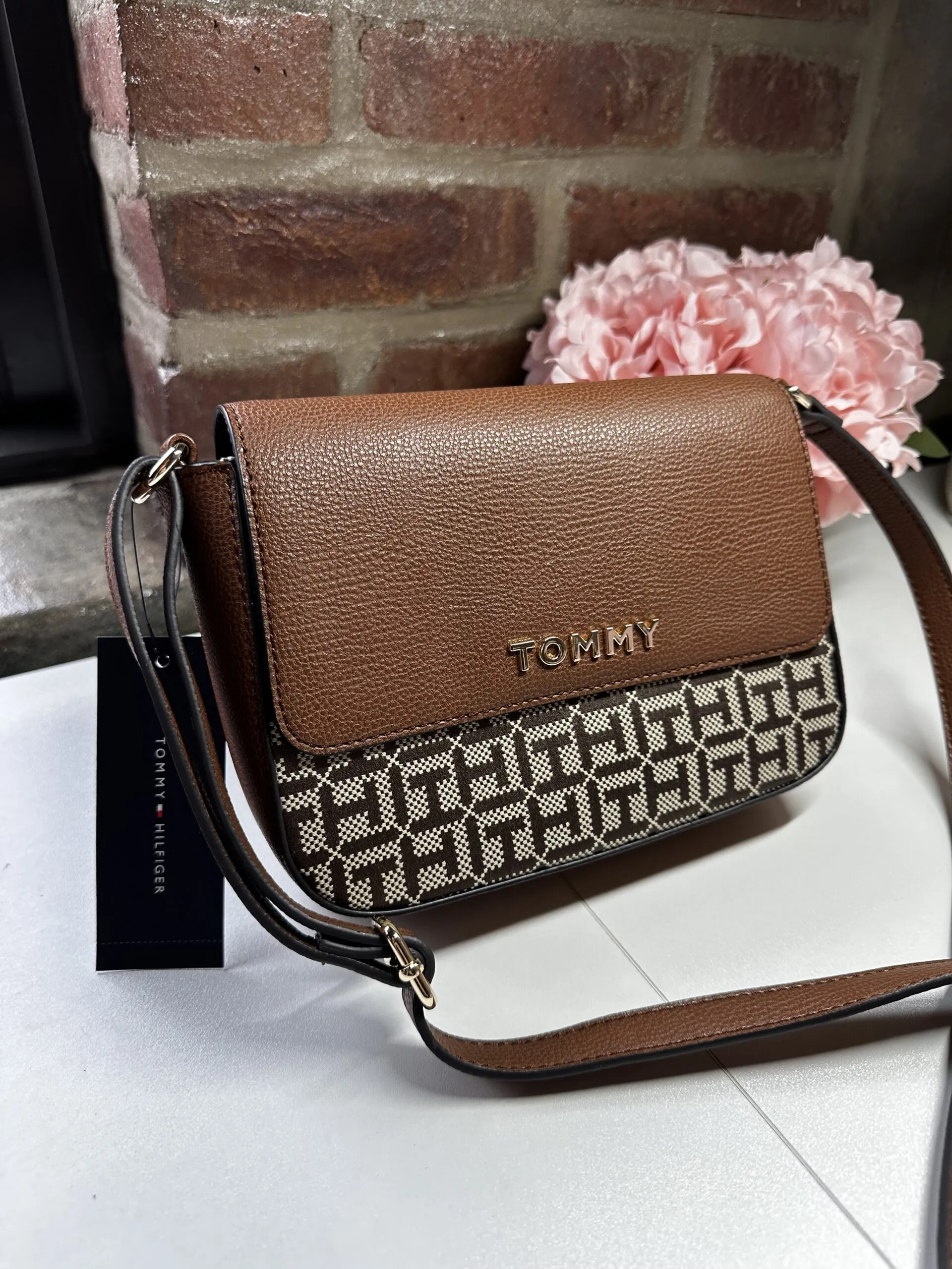 Bolsa transversal Tommy Hilfiger marrom/monograma