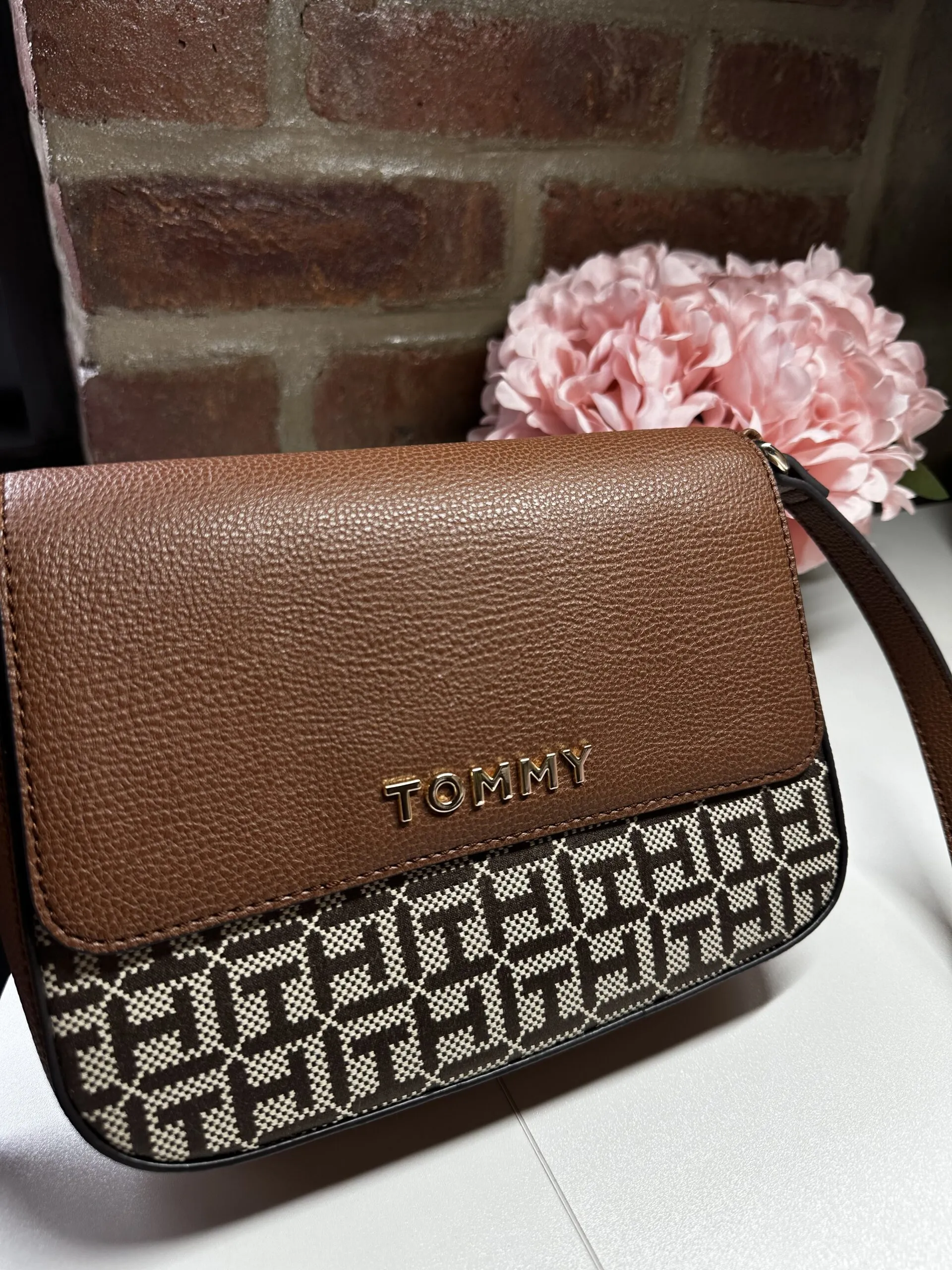 Bolsa transversal Tommy Hilfiger marrom/monograma - Imagem 2