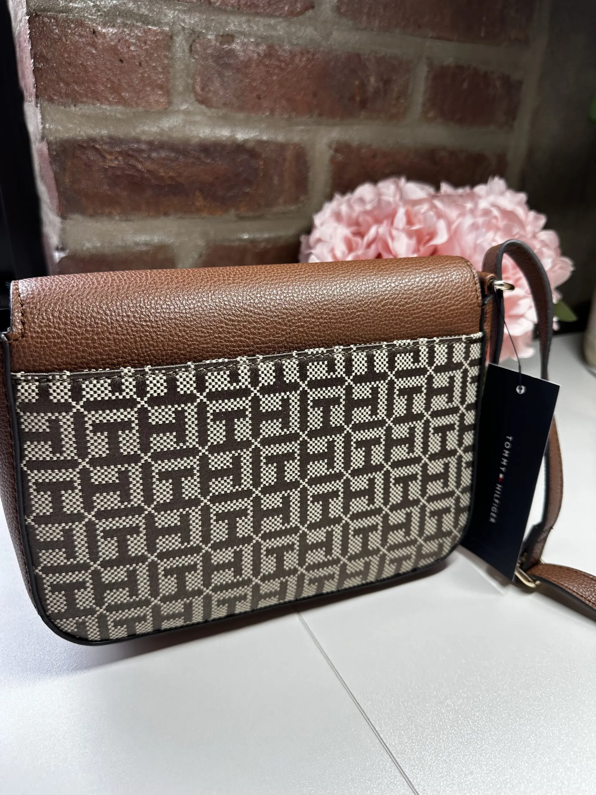 Bolsa transversal Tommy Hilfiger marrom/monograma - Imagem 3