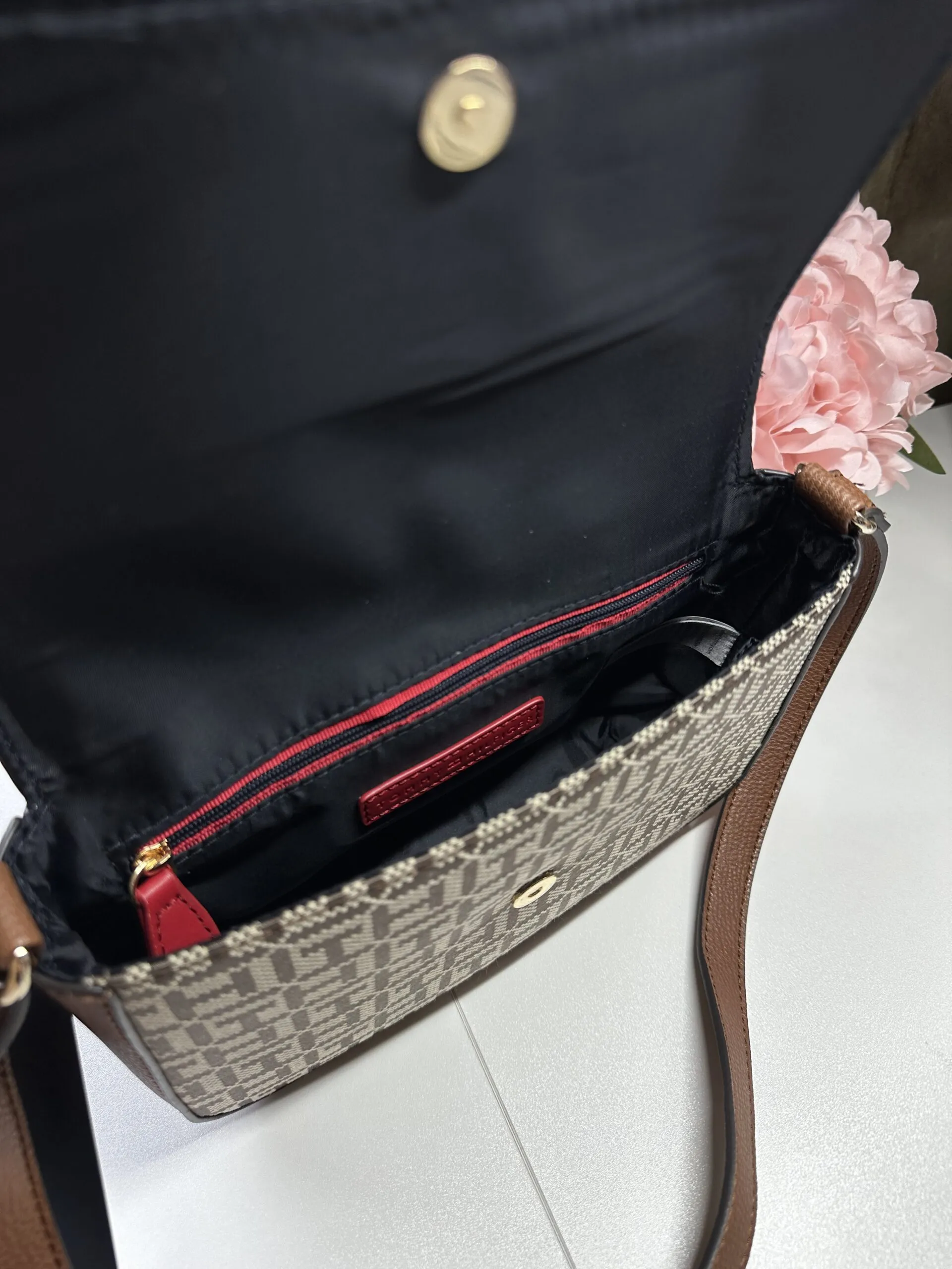 Bolsa transversal Tommy Hilfiger marrom/monograma - Imagem 4