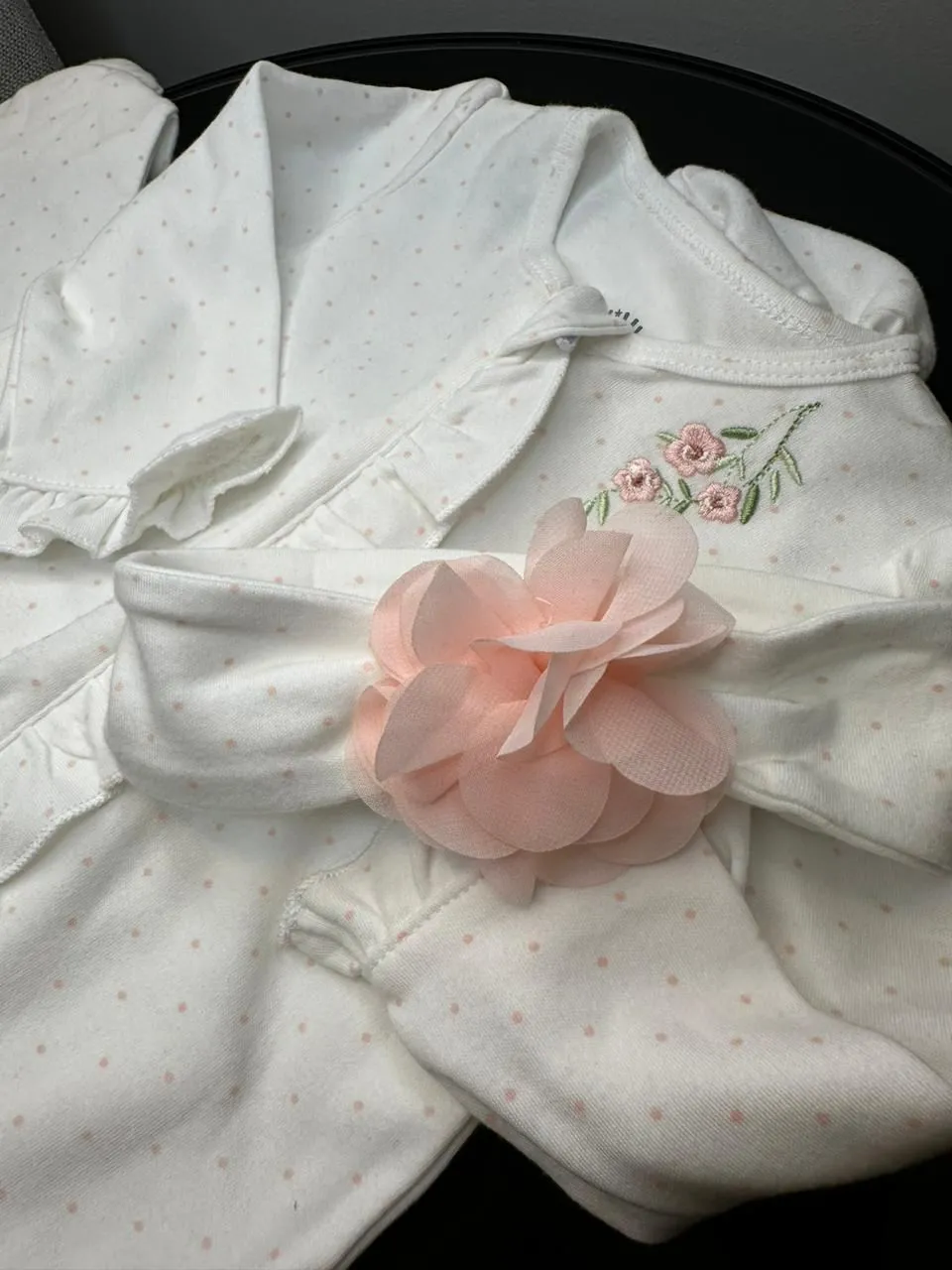 Macacão Tres Beau et Belle algodão pima 6-9 meses + tiara - Imagem 2